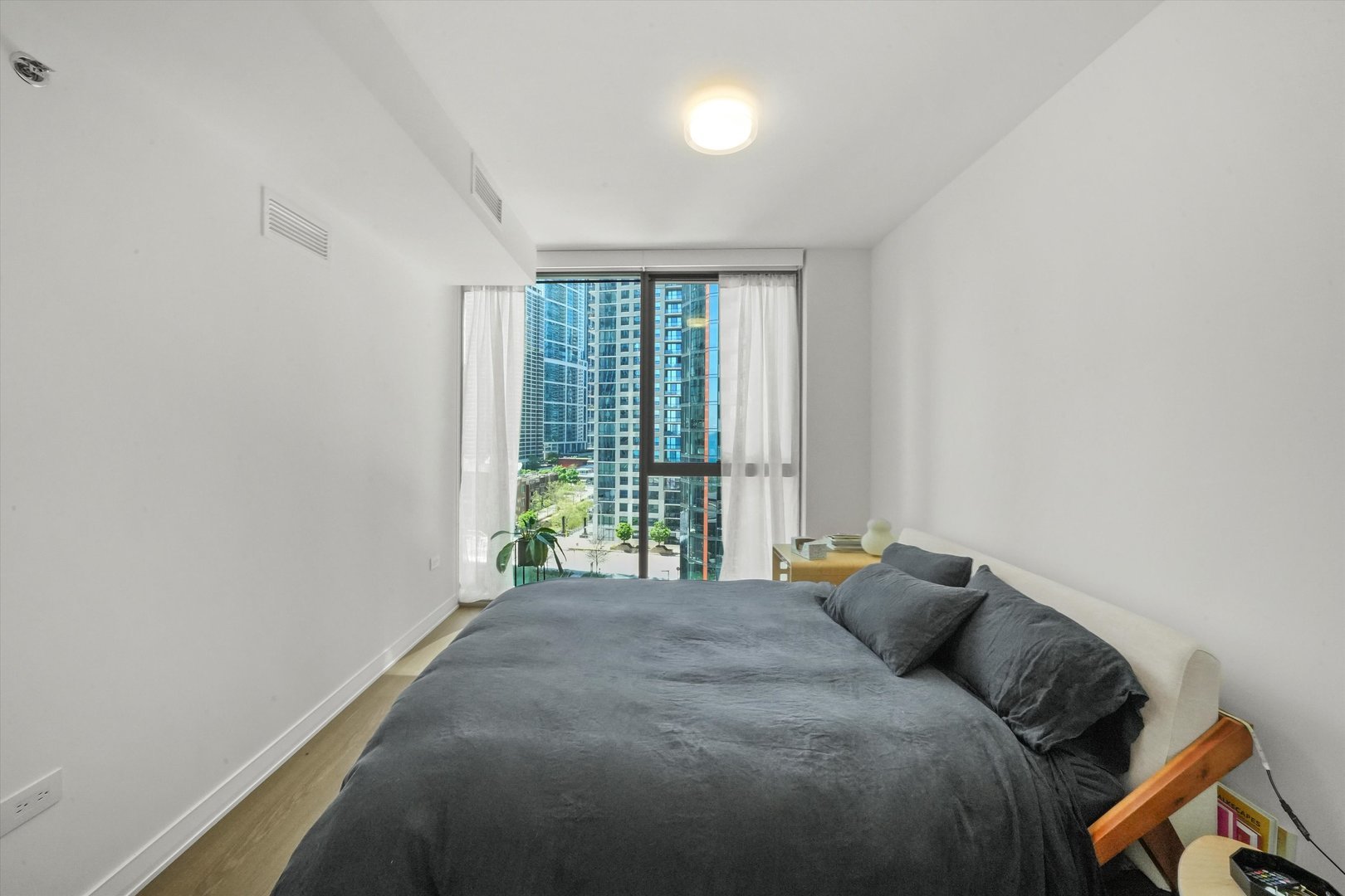 211 N Harbor Drive Unit: 807