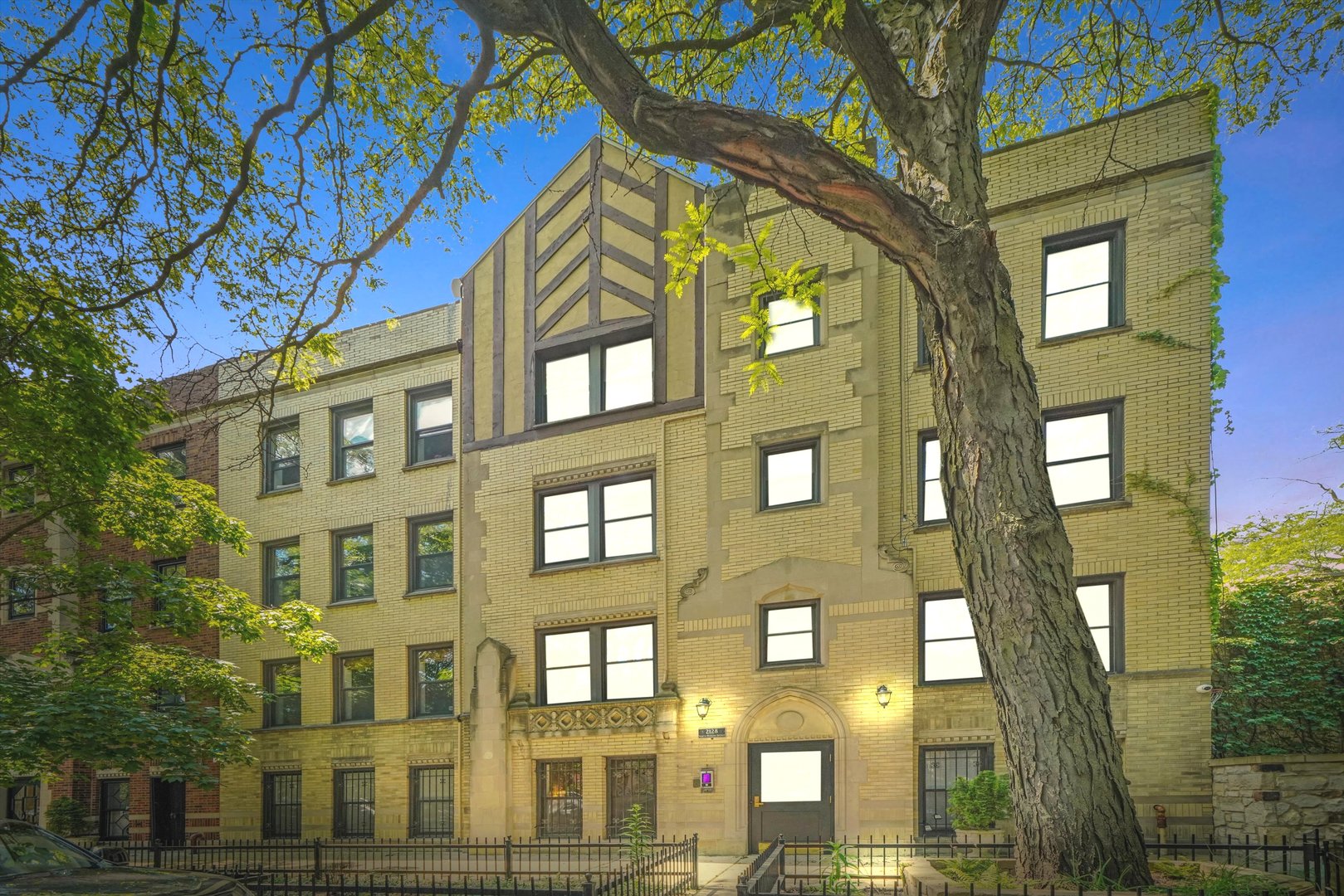 2128 N Hudson Avenue Unit: 102