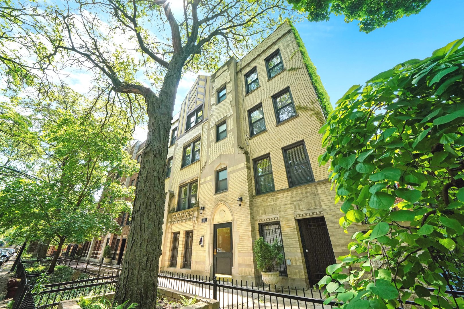 2128 N Hudson Avenue Unit: 102