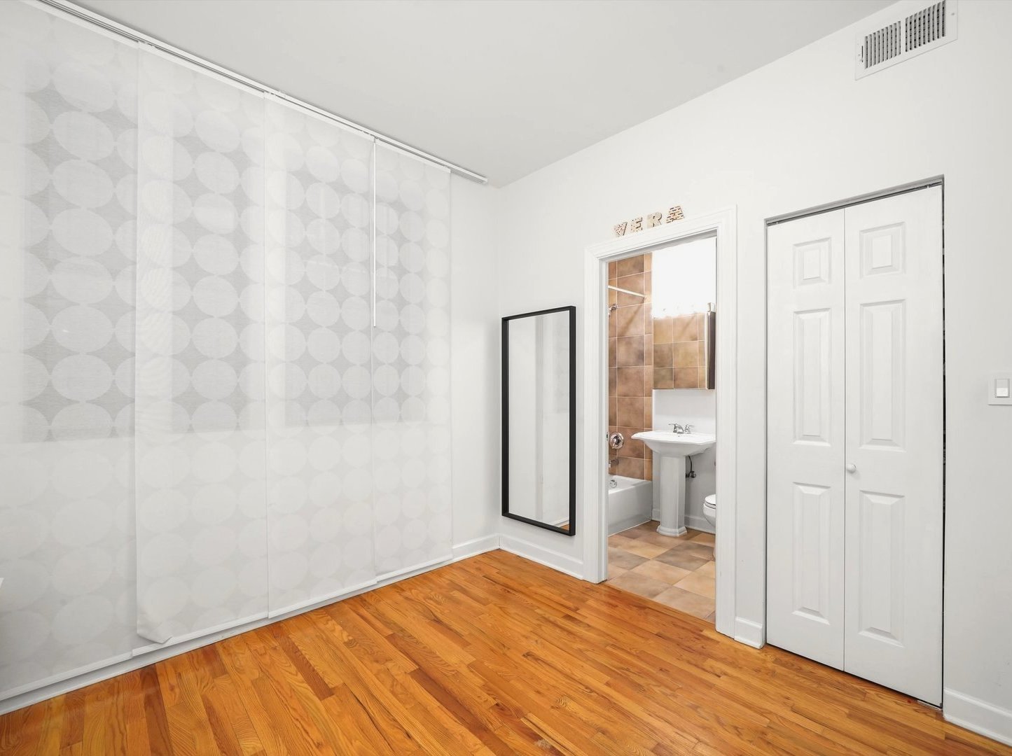 2128 N Hudson Avenue Unit: 102