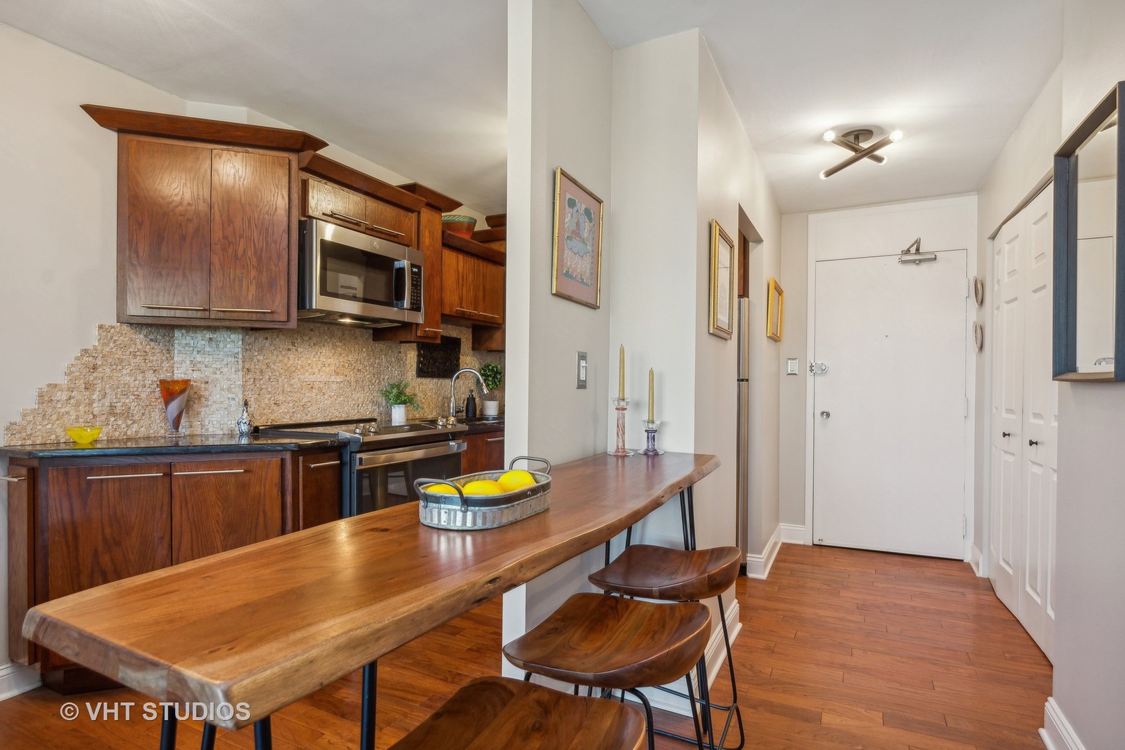 88 W SCHILLER Street Unit: 605
