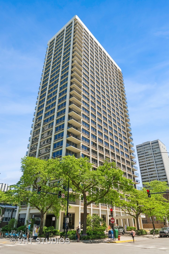 88 W SCHILLER Street Unit: 605