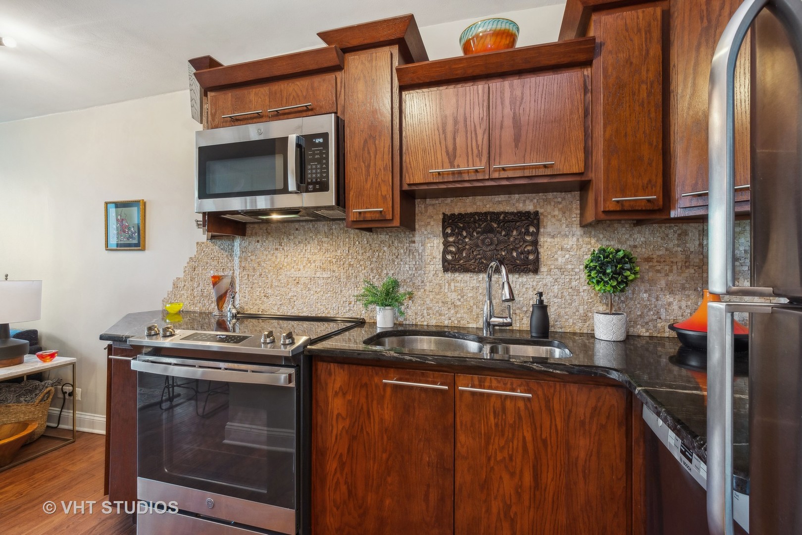 88 W SCHILLER Street Unit: 605