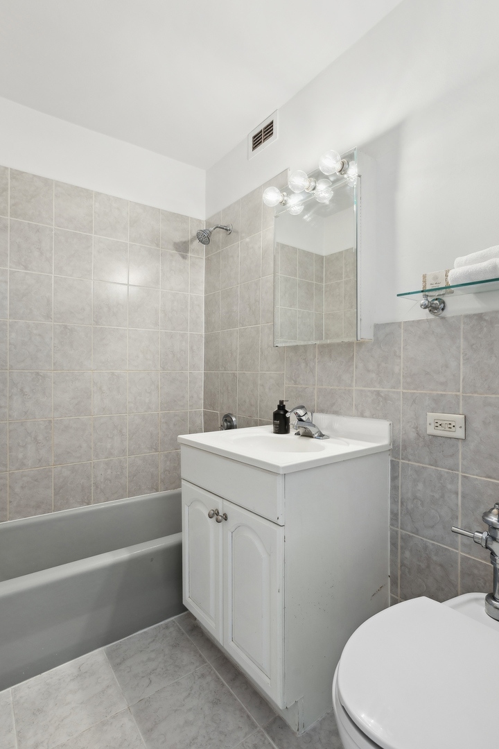 340 W Diversey Parkway Unit: 715
