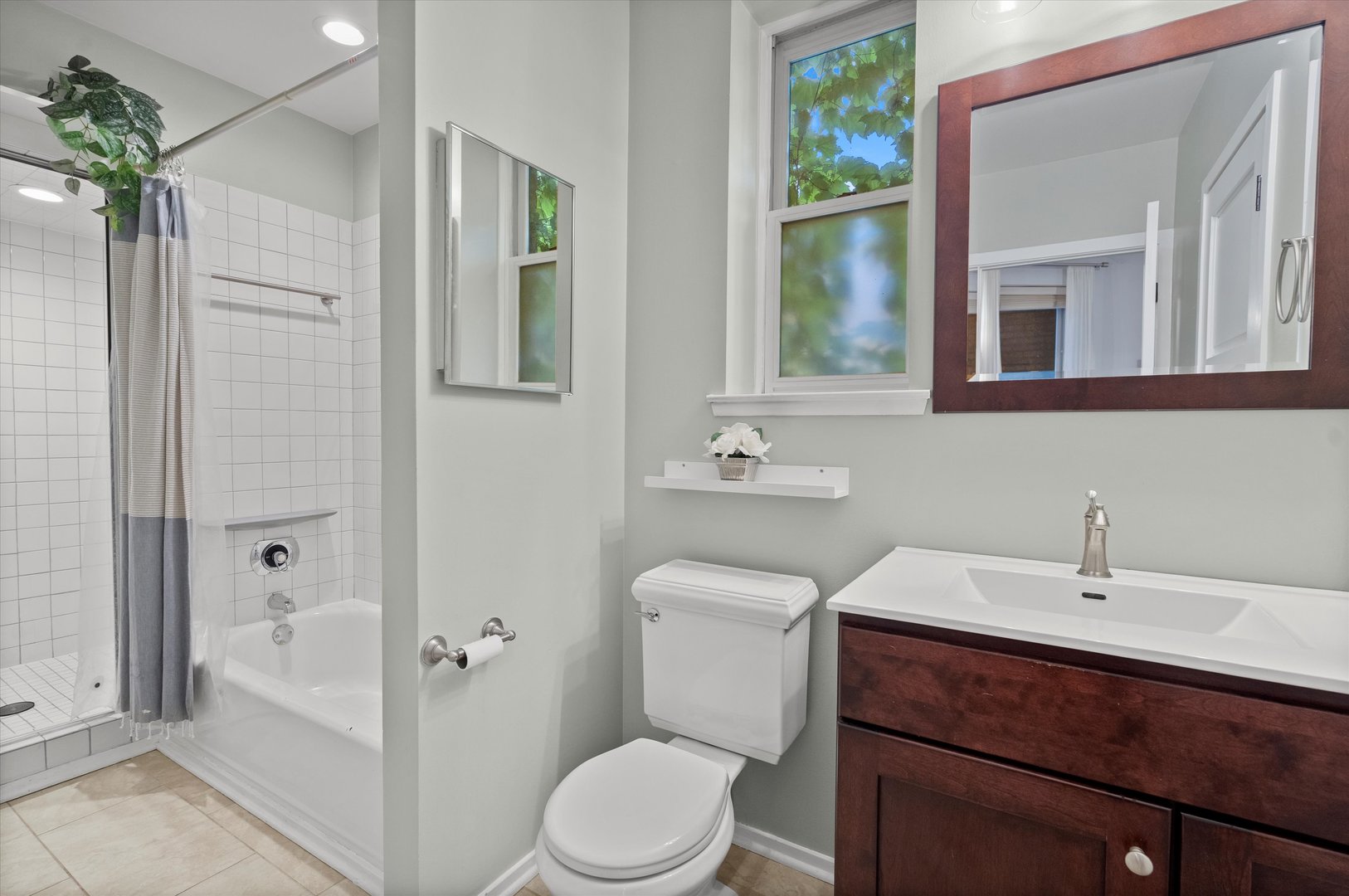 2129 W WEBSTER Avenue Unit: 2B