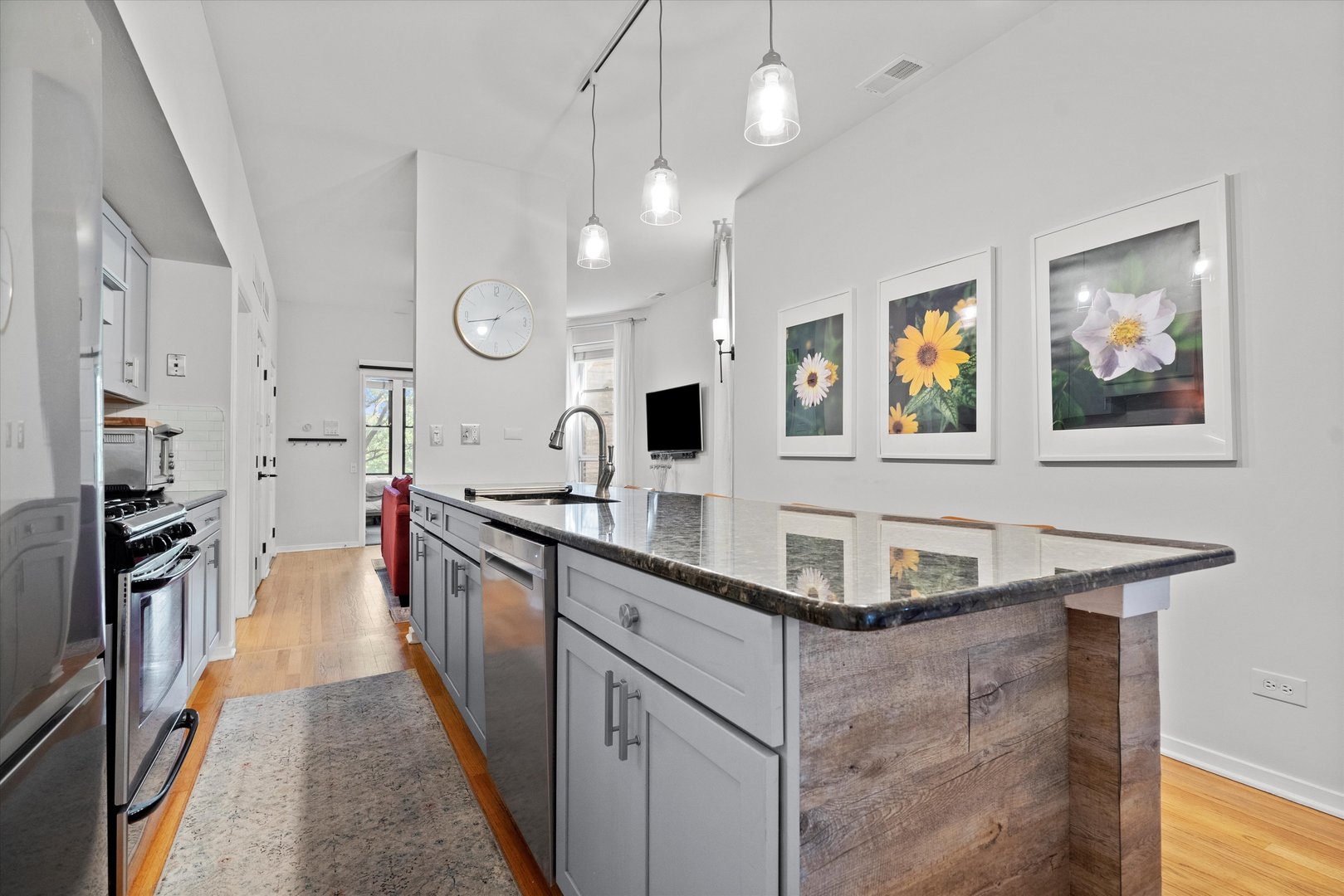 2129 W WEBSTER Avenue Unit: 2B