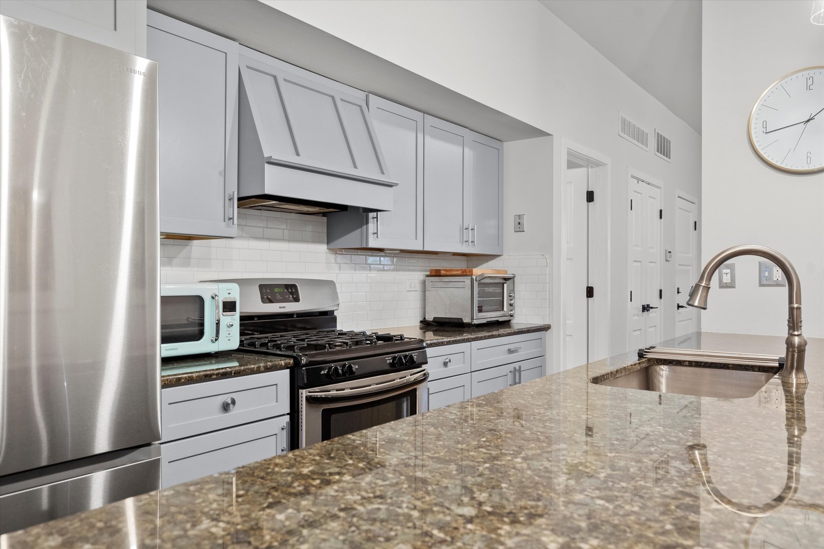 2129 W WEBSTER Avenue Unit: 2B