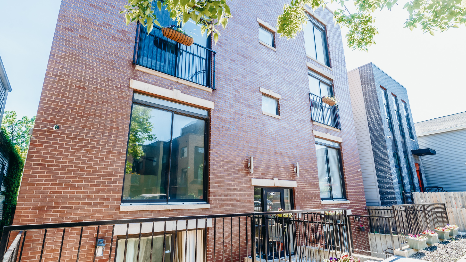 637 W 16TH Street Unit: 1E