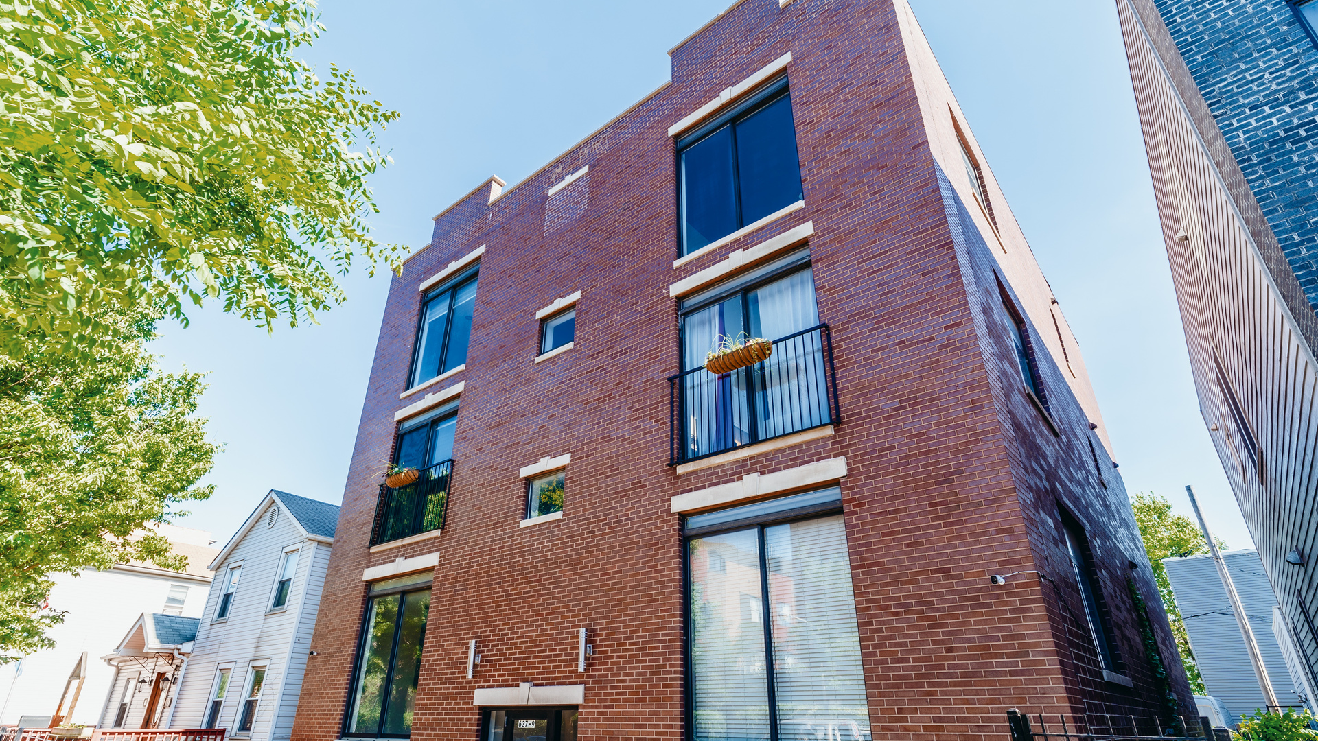 637 W 16TH Street Unit: 1E