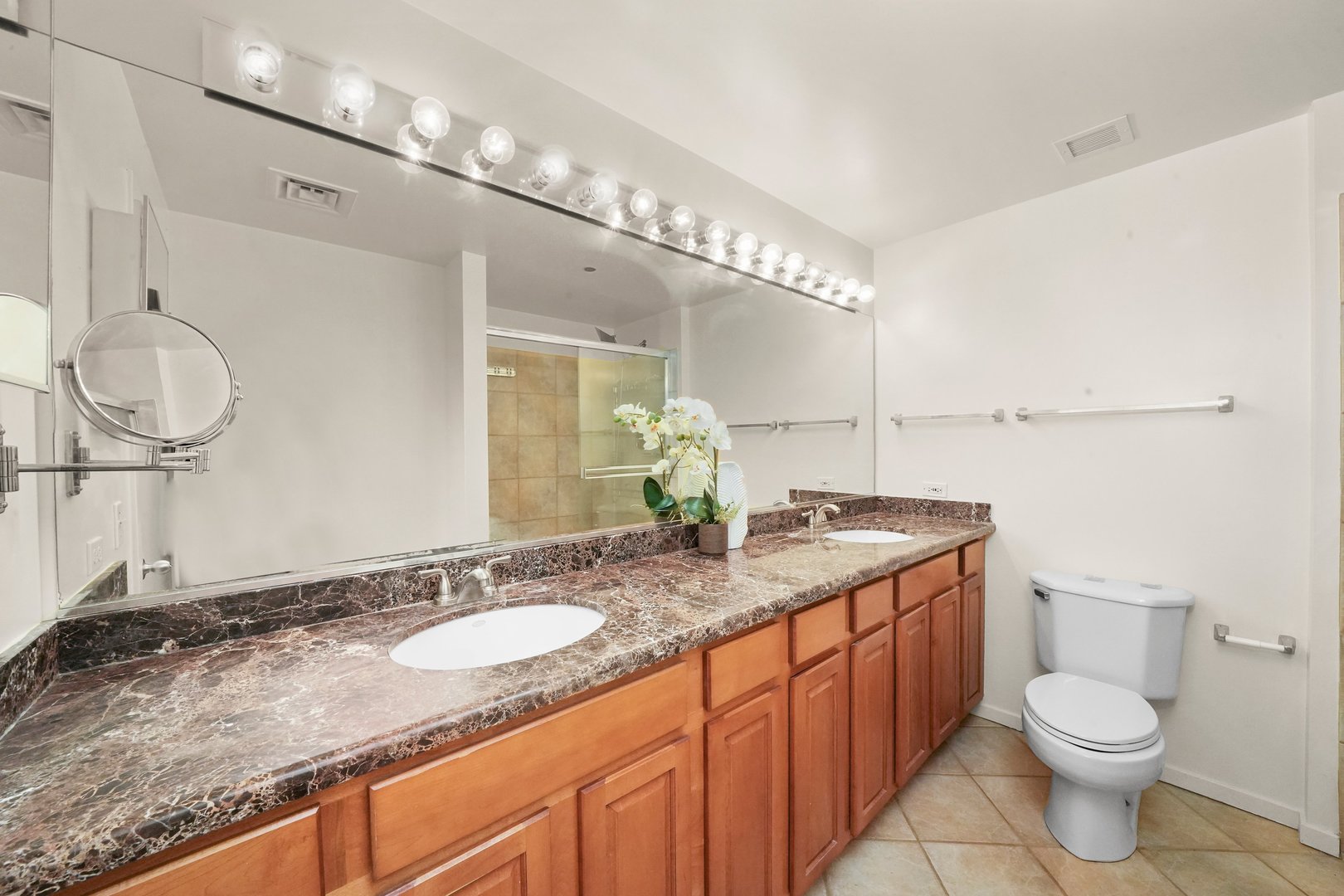 208 W Washington Street Unit: 1911