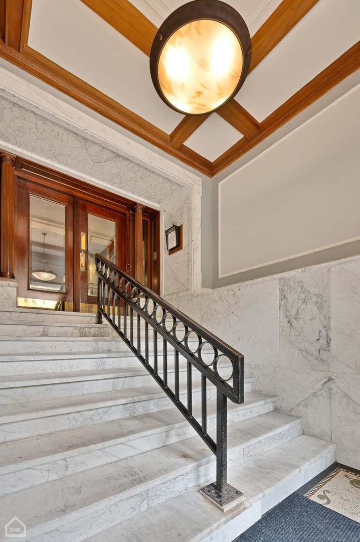 559 W Surf Street Unit: 605