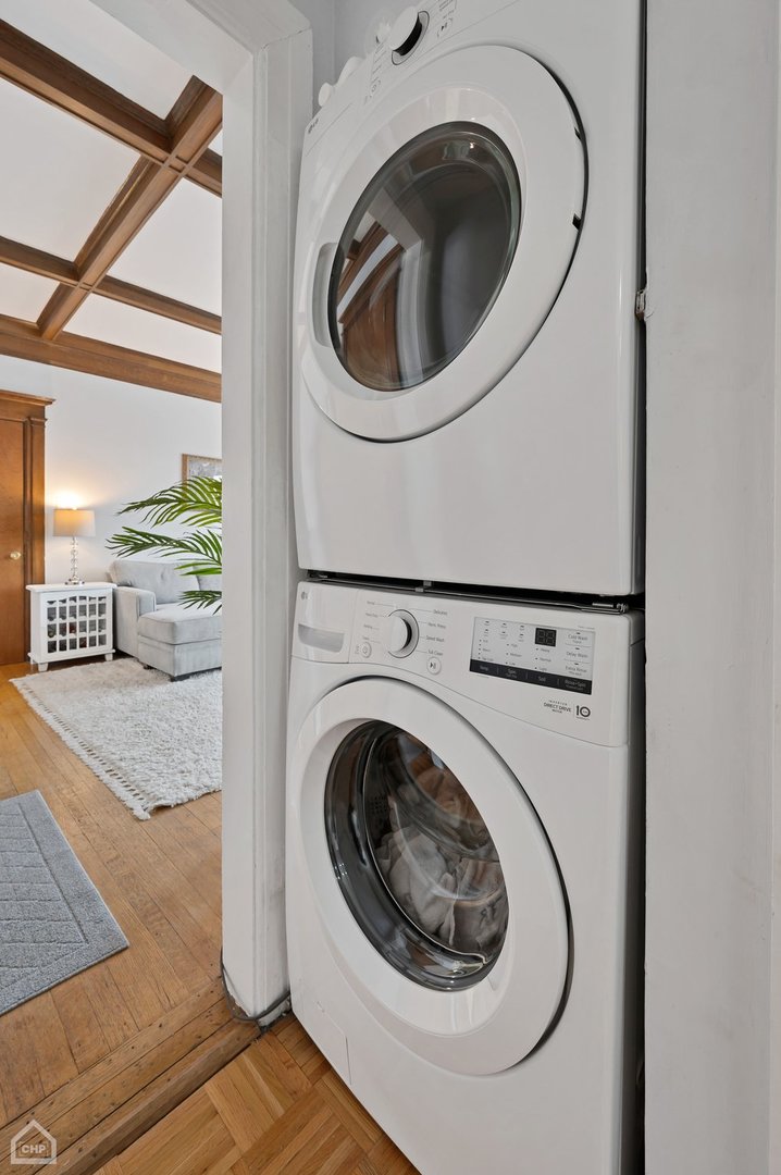 559 W Surf Street Unit: 605