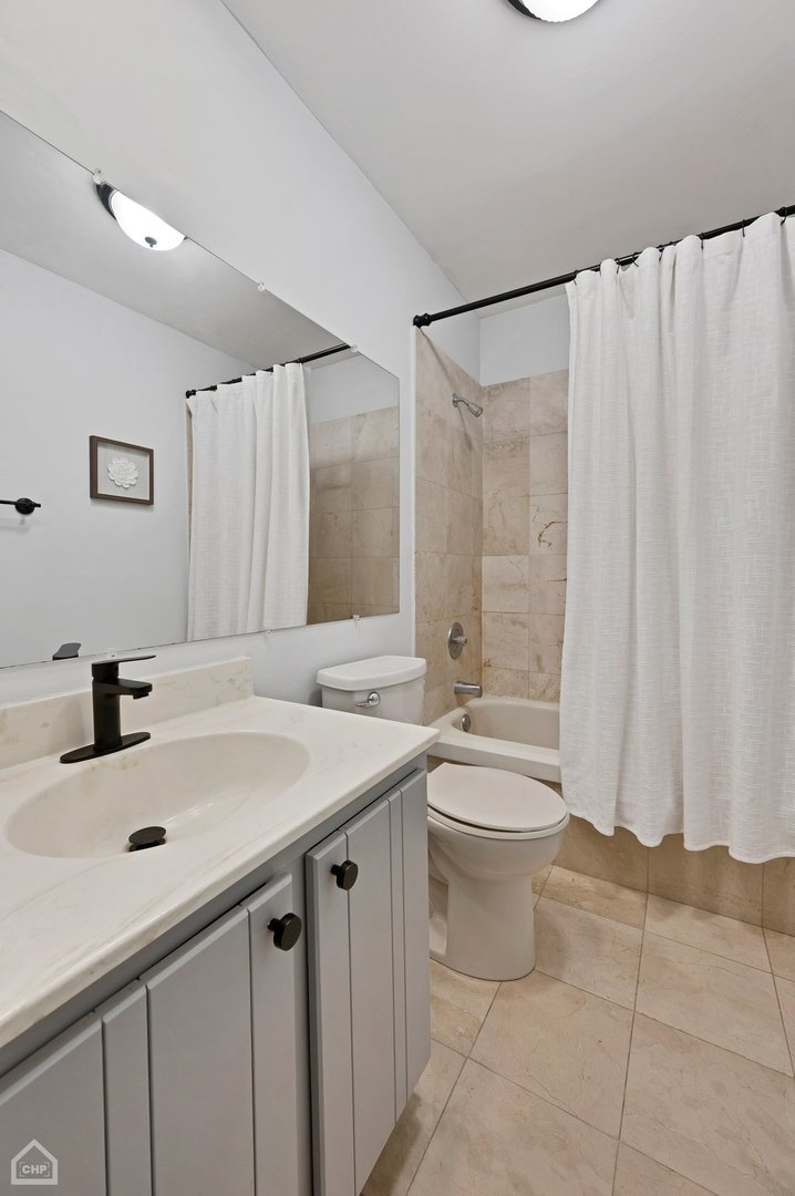 559 W Surf Street Unit: 605