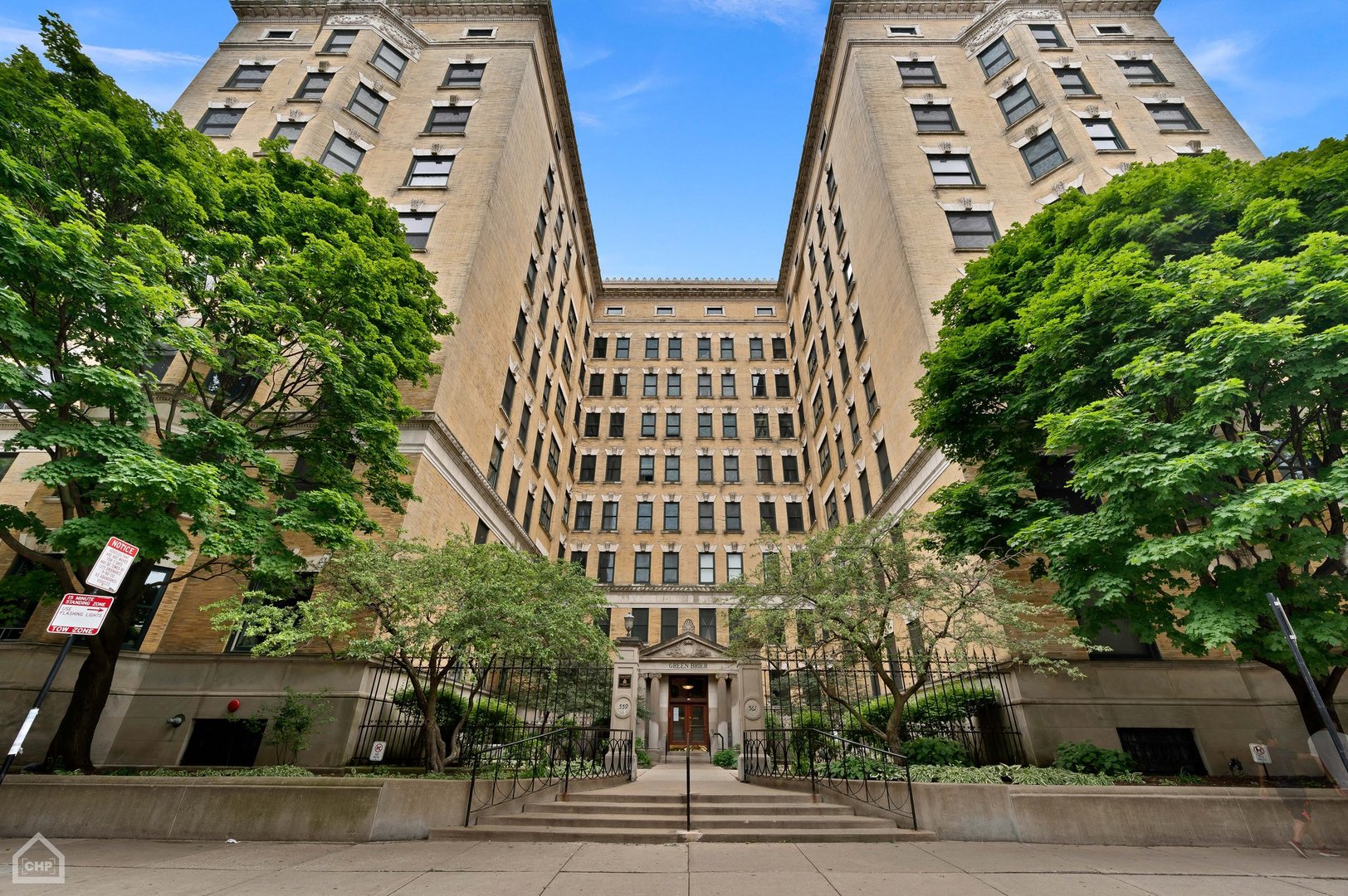 559 W Surf Street Unit: 605