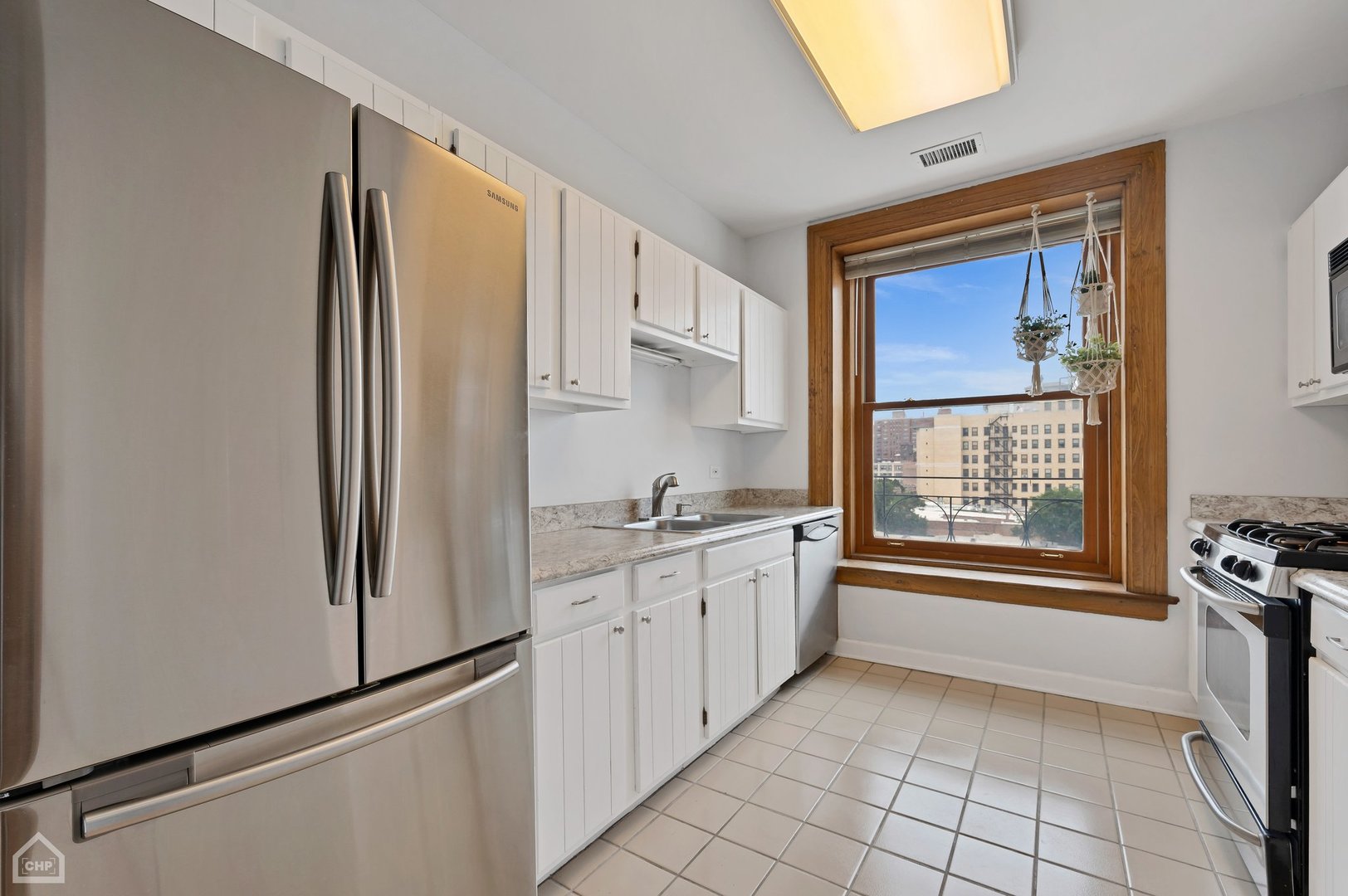 559 W Surf Street Unit: 605