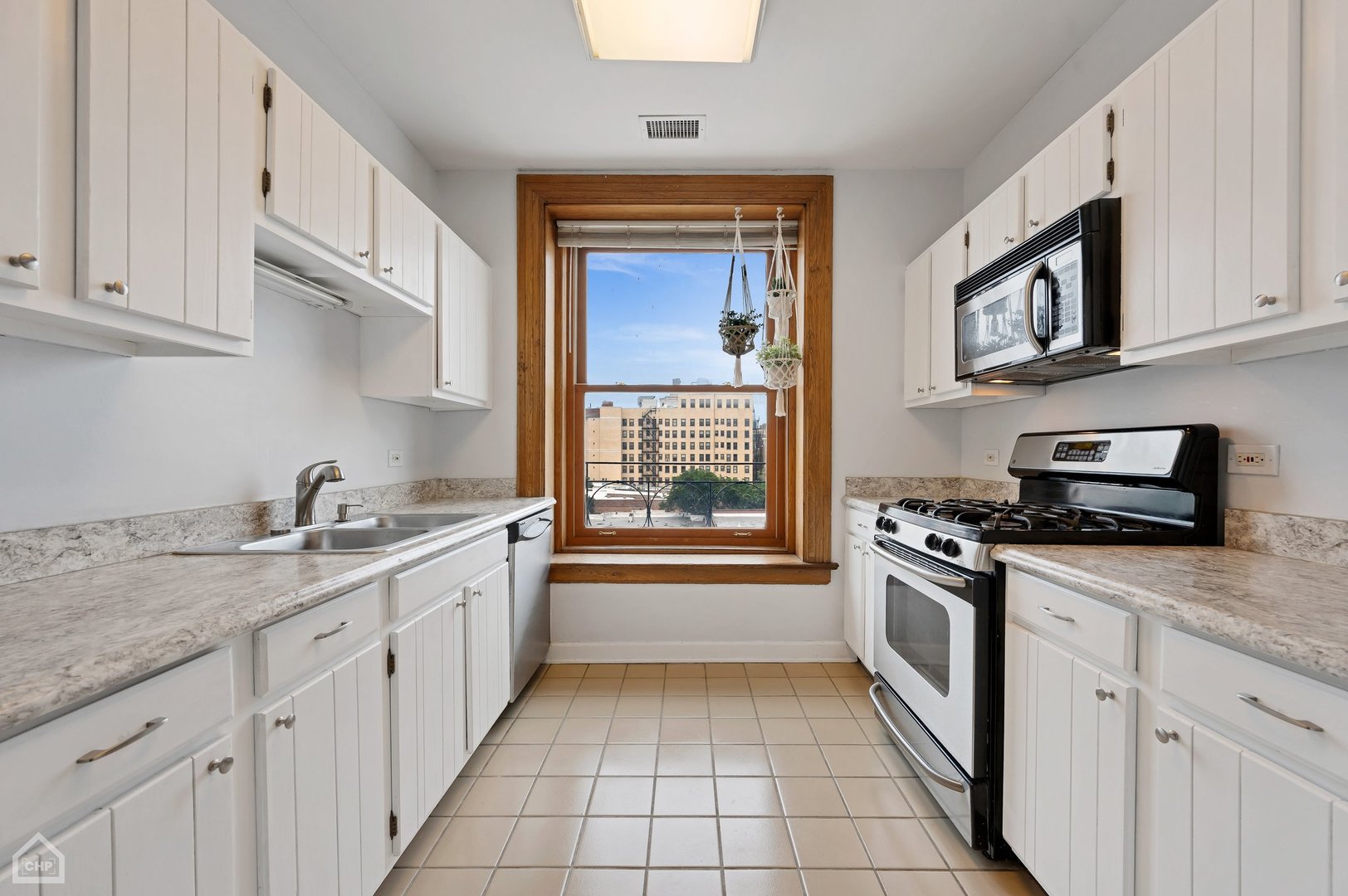 559 W Surf Street Unit: 605