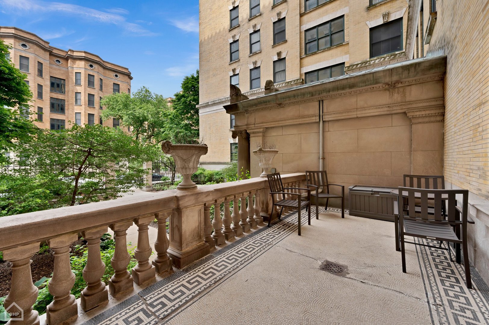 559 W Surf Street Unit: 605