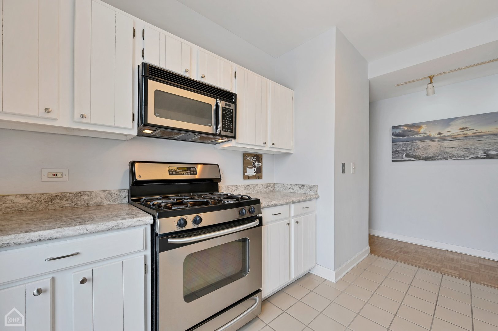 559 W Surf Street Unit: 605