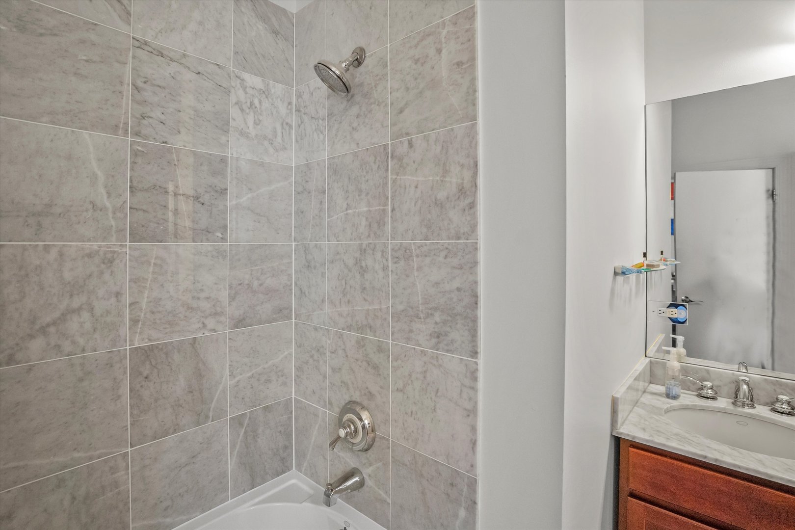 1437 W ADDISON Street Unit: 3
