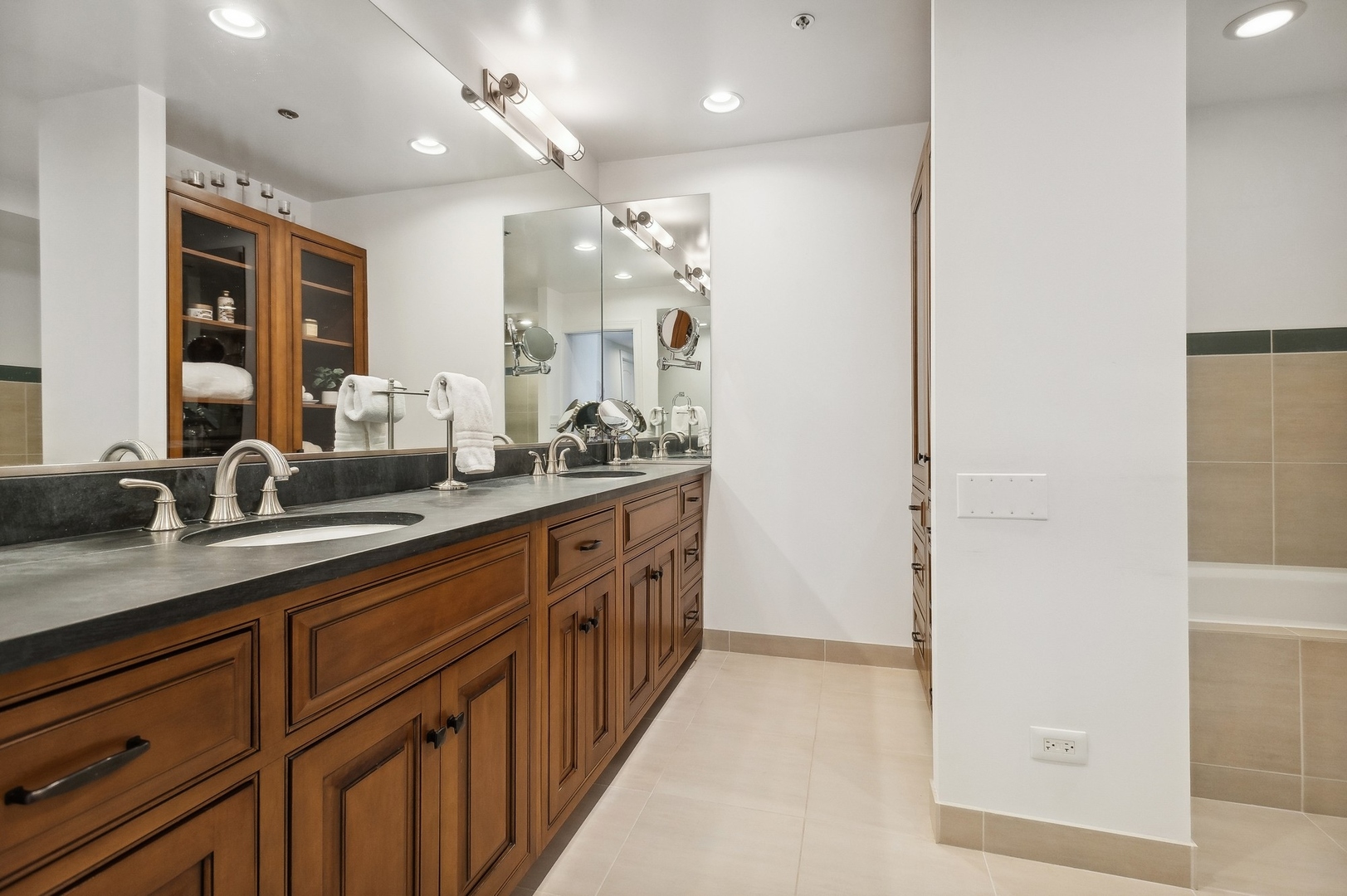 950 N Michigan Avenue Unit: 3602
