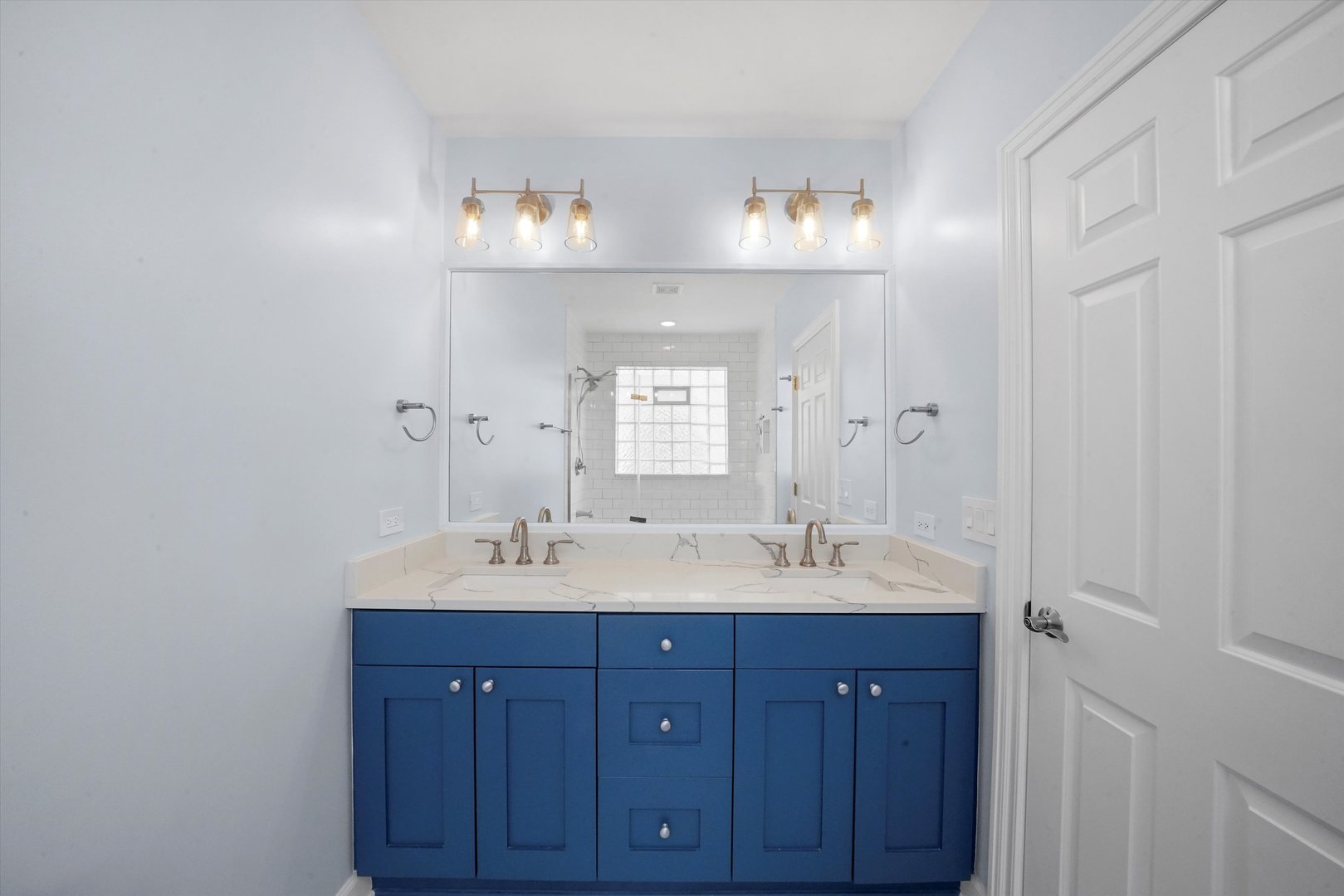 3652 N DAMEN Avenue Unit: 2