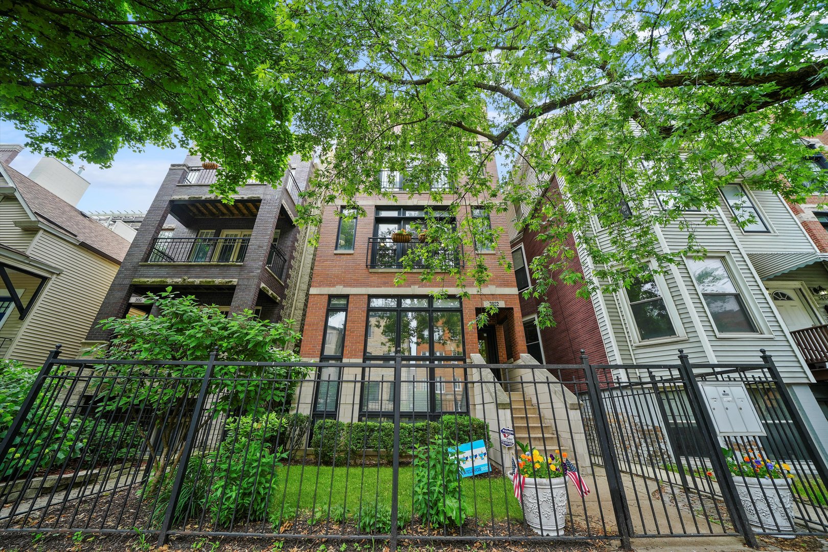 3652 N DAMEN Avenue Unit: 2