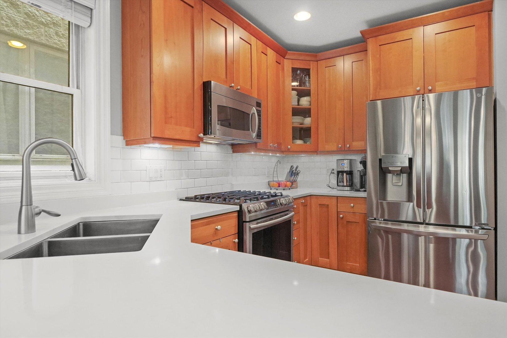 3652 N DAMEN Avenue Unit: 2