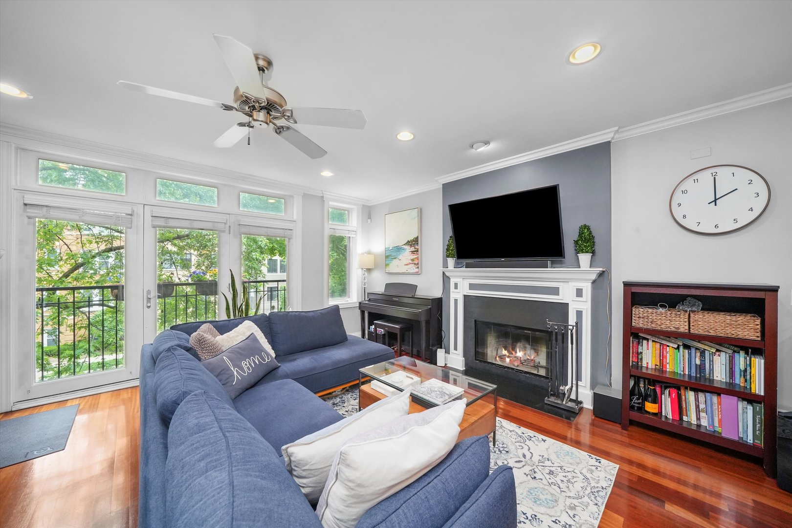 3652 N DAMEN Avenue Unit: 2