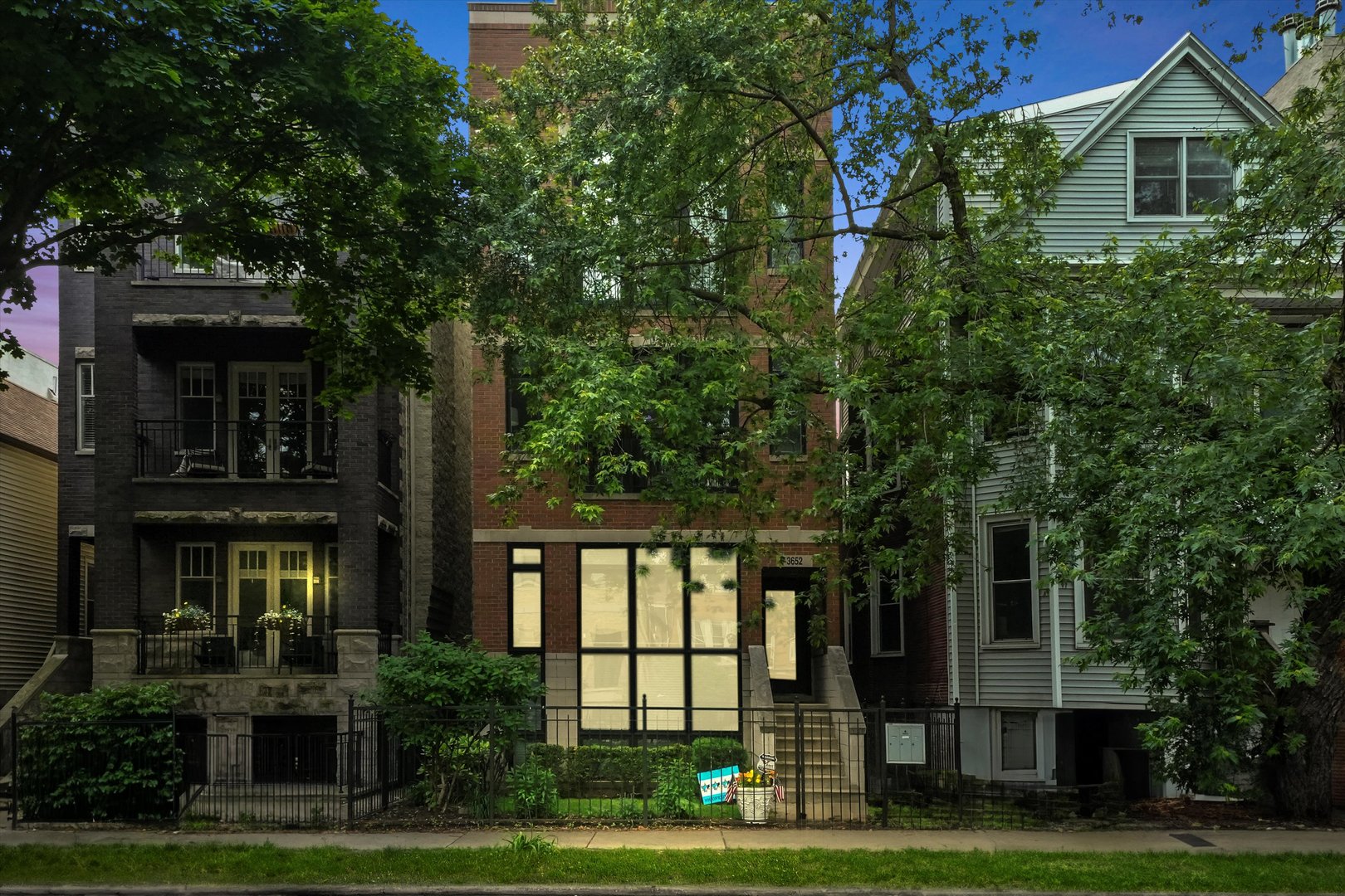 3652 N DAMEN Avenue Unit: 2