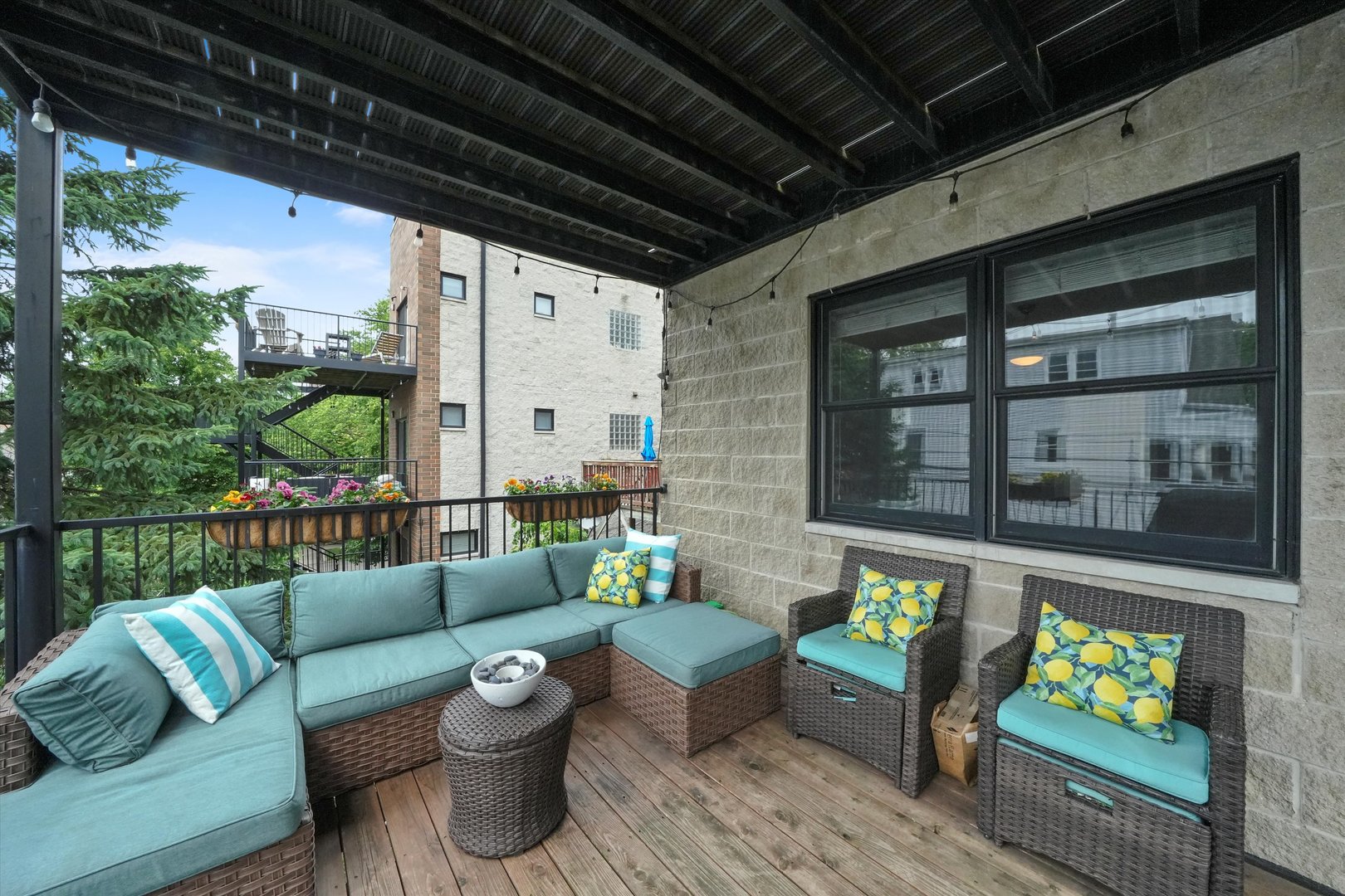 3652 N DAMEN Avenue Unit: 2
