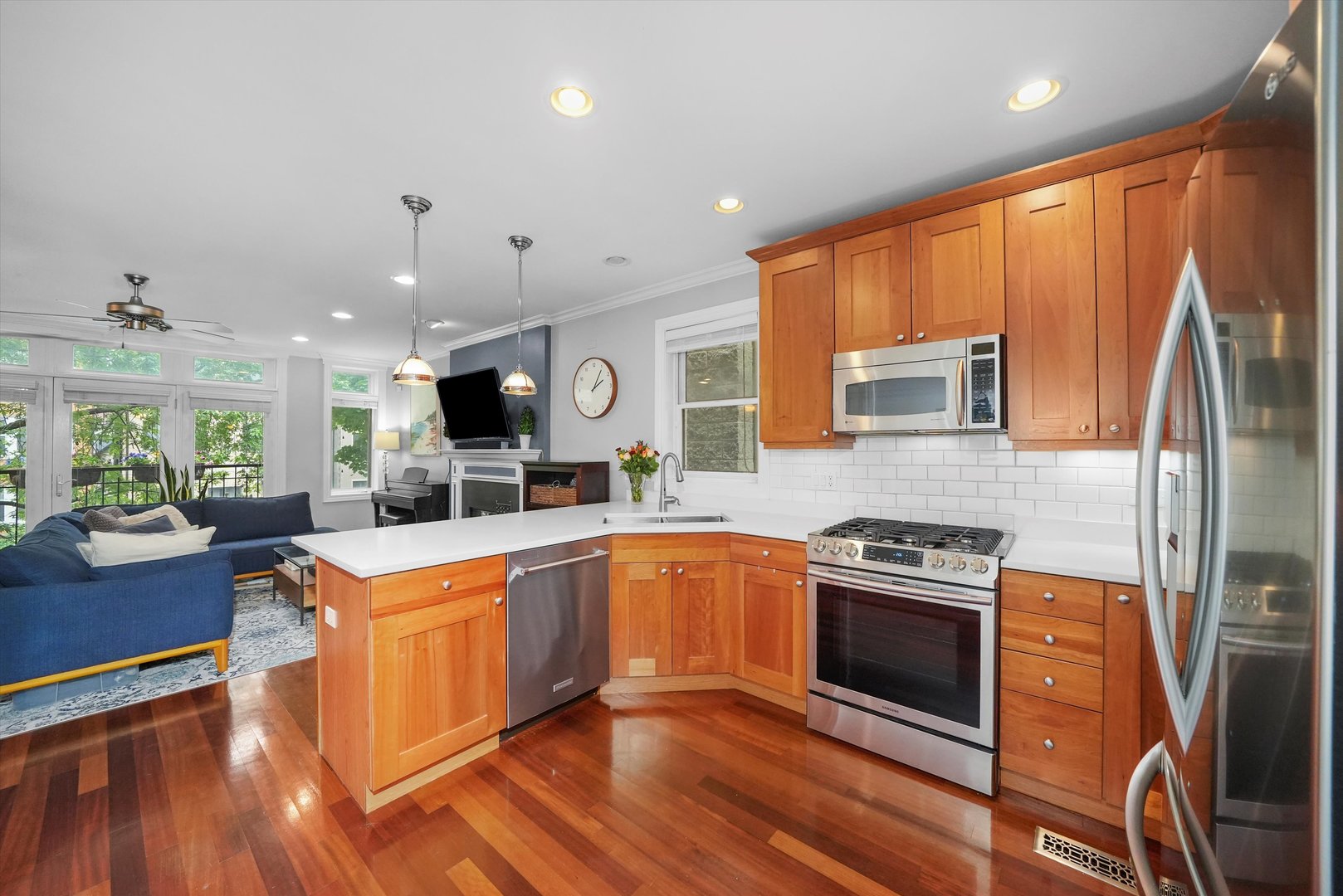 3652 N DAMEN Avenue Unit: 2