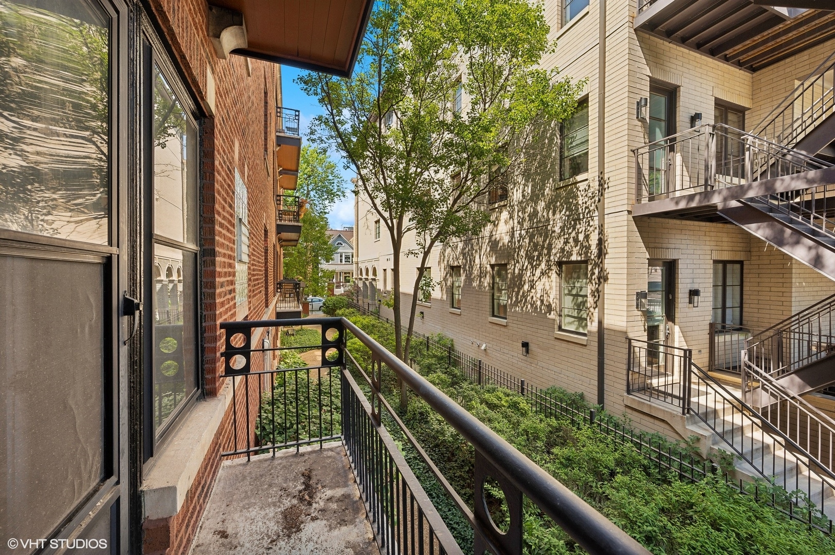 653 W Melrose Street Unit: 1S