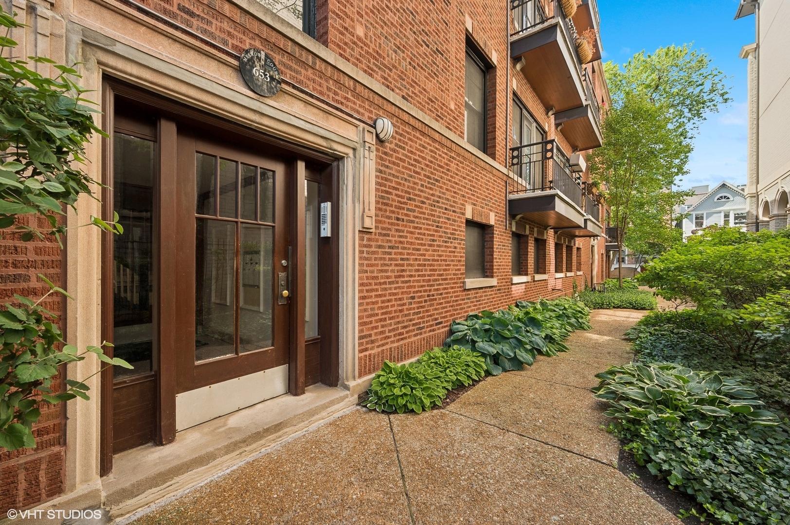 653 W Melrose Street Unit: 1S