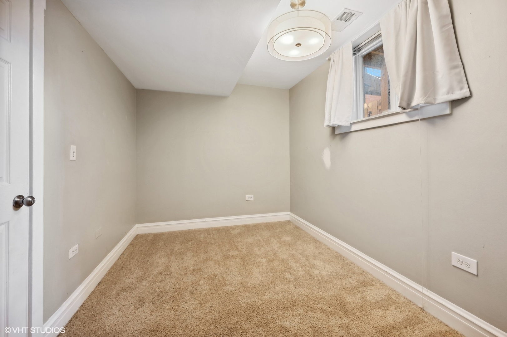 653 W Melrose Street Unit: 1S