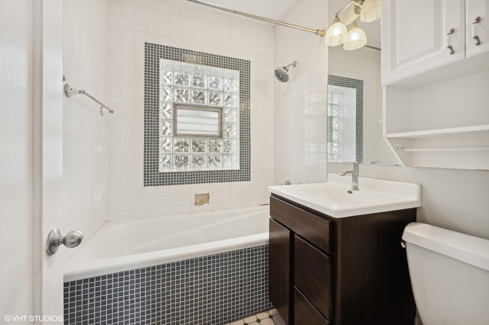 653 W Melrose Street Unit: 1S