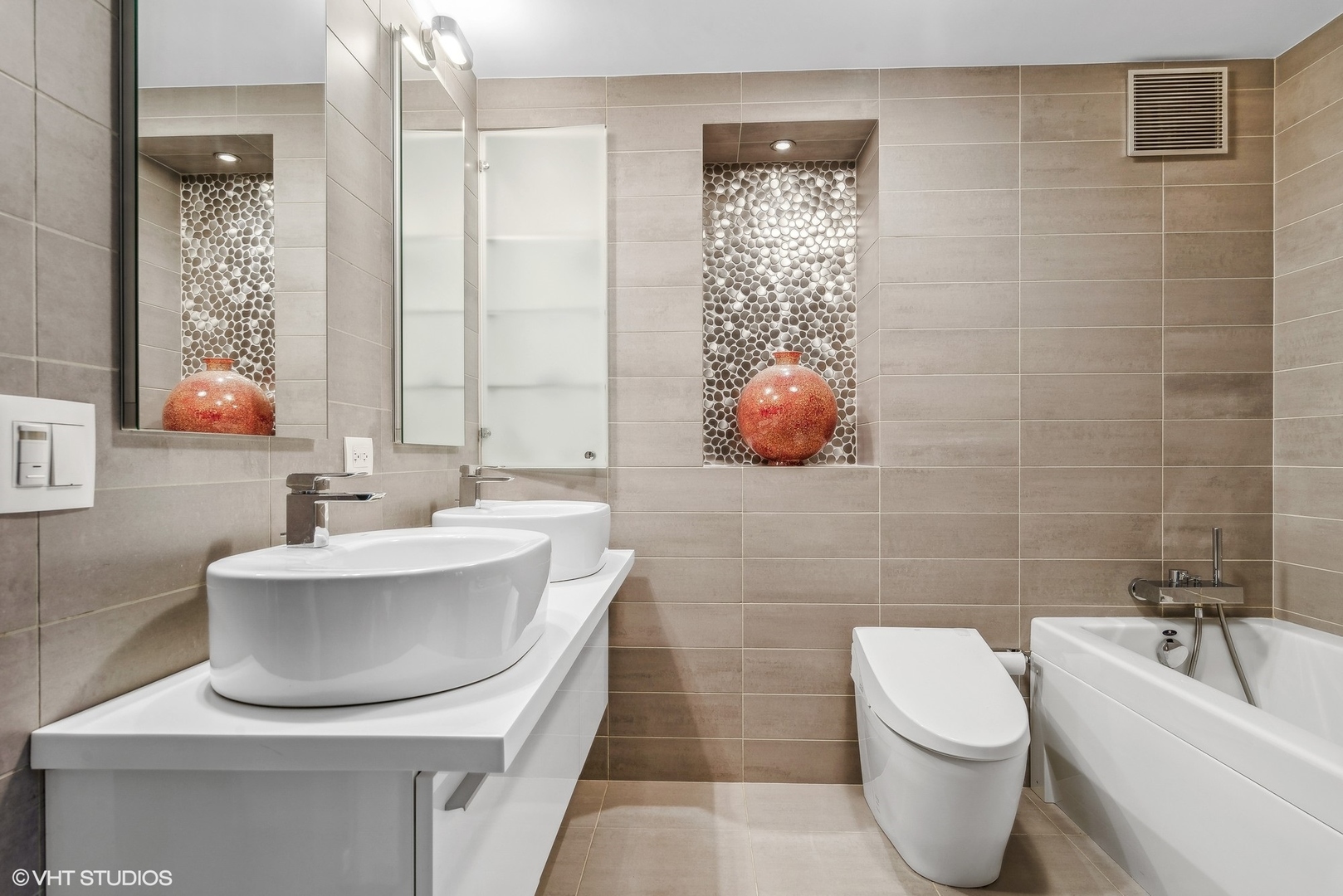 155 N HARBOR Drive Unit: 3003