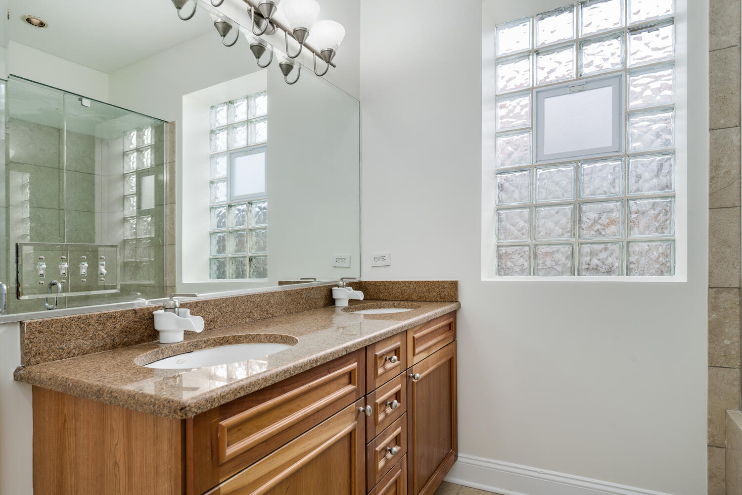 3332 N ASHLAND Avenue Unit: A1