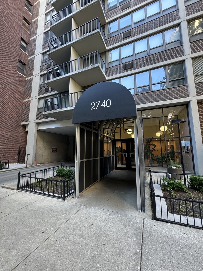 2740 N Pine Grove Avenue Unit: 17A