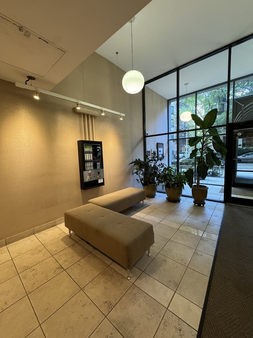 2740 N Pine Grove Avenue Unit: 17A