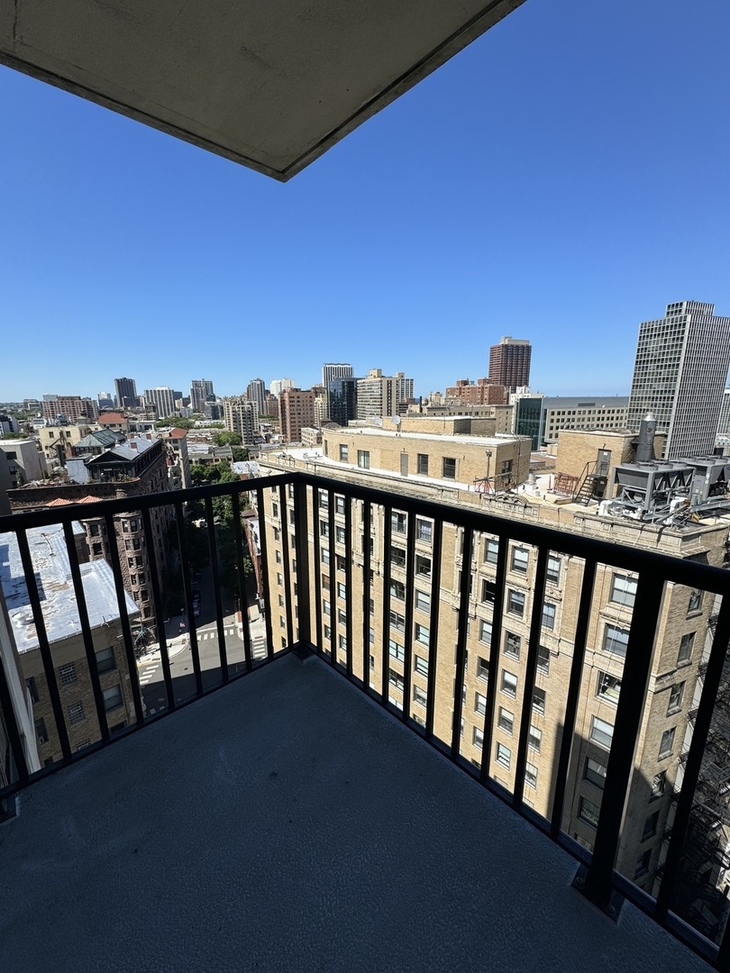 2740 N Pine Grove Avenue Unit: 17A
