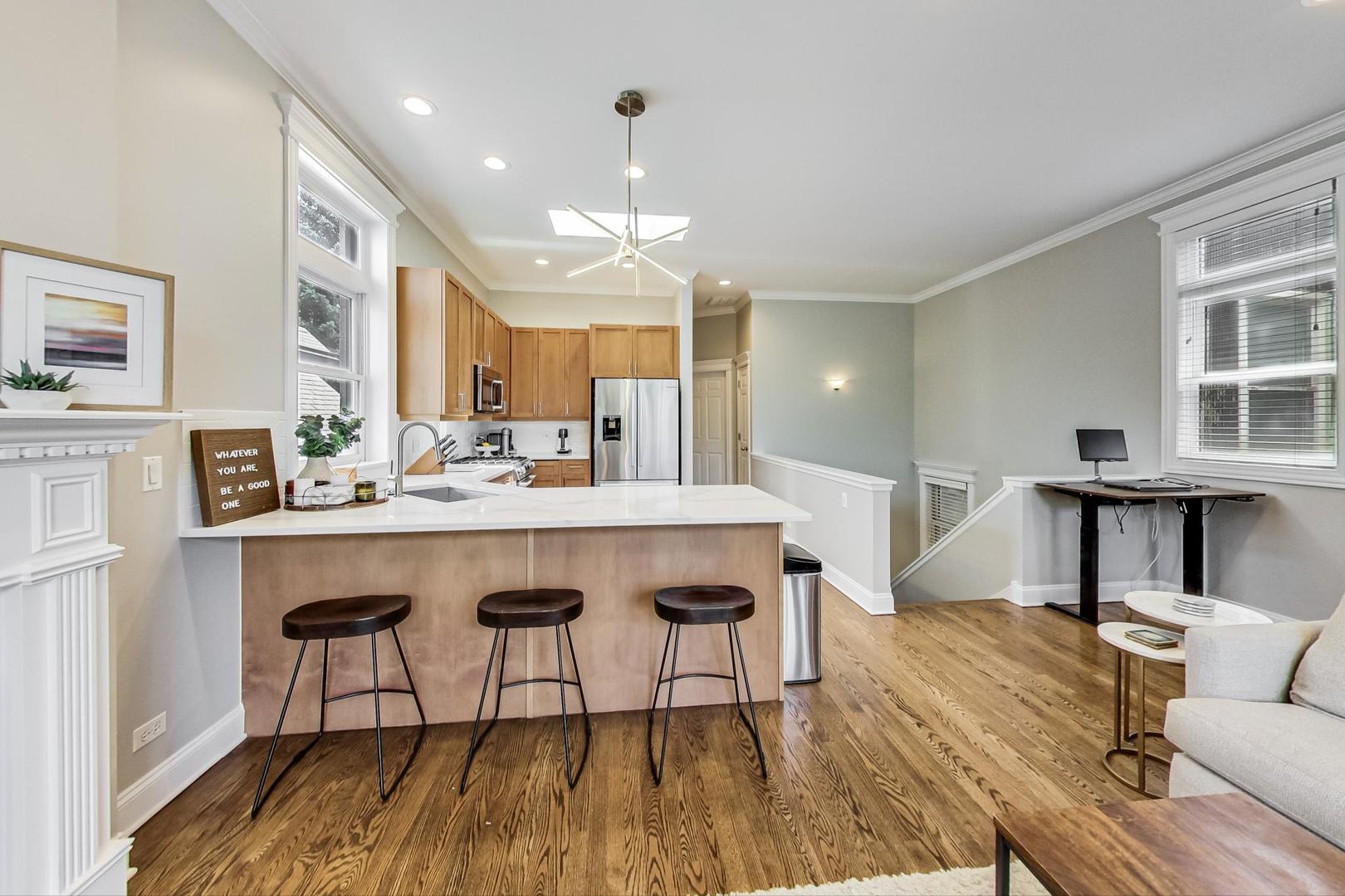 3249 N Southport Avenue Unit: 3