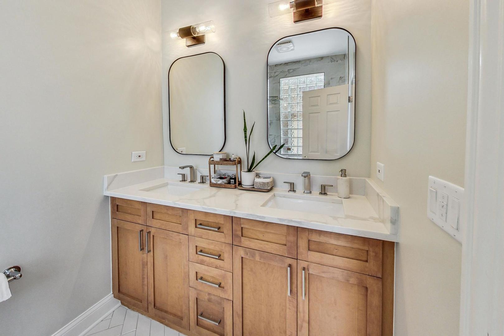 3249 N Southport Avenue Unit: 3