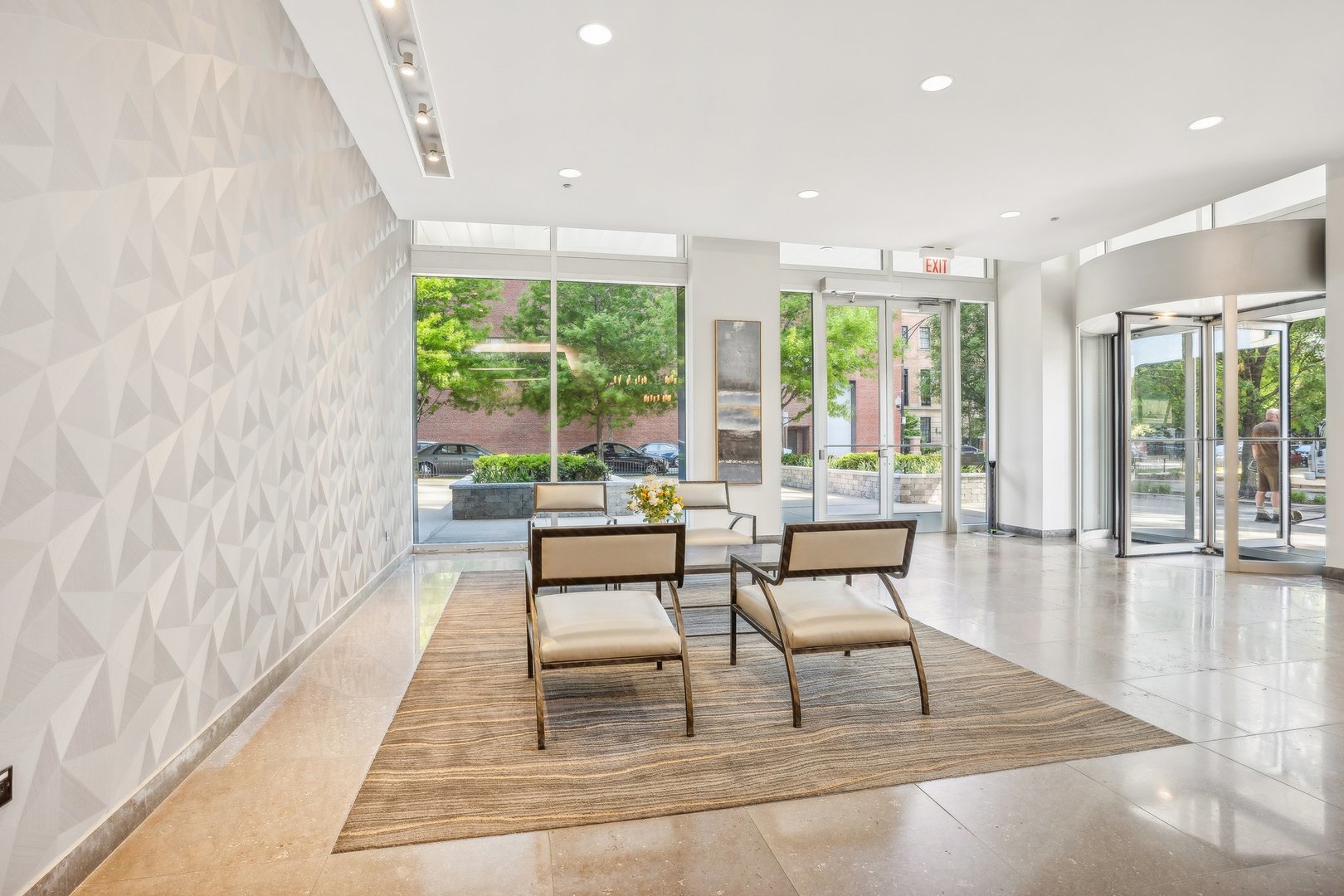 1913 S Calumet Avenue Unit: TH3