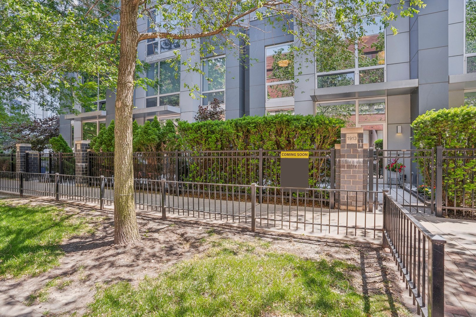 1913 S Calumet Avenue Unit: TH3