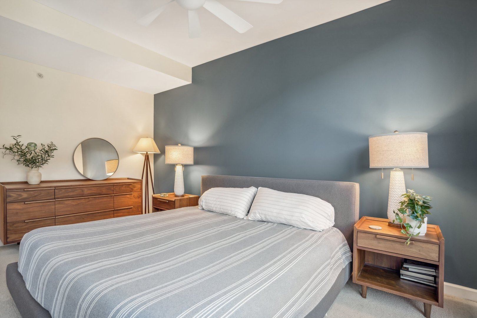 1913 S Calumet Avenue Unit: TH3