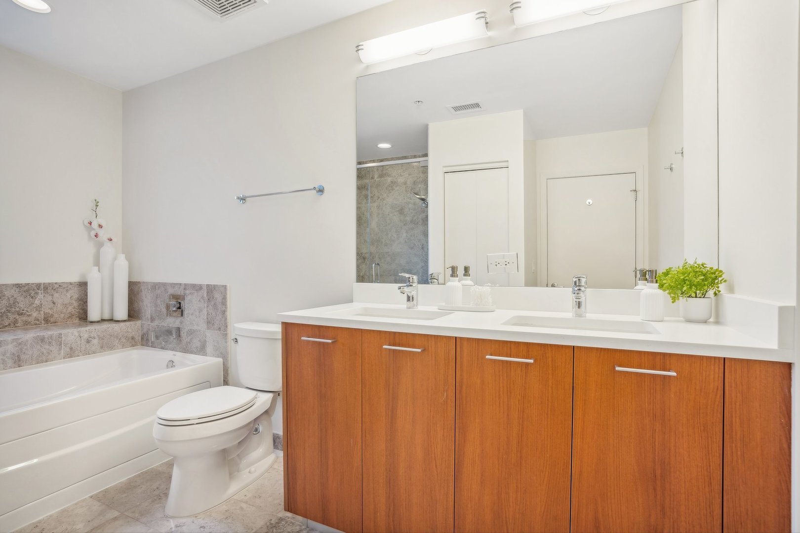 1913 S Calumet Avenue Unit: TH3