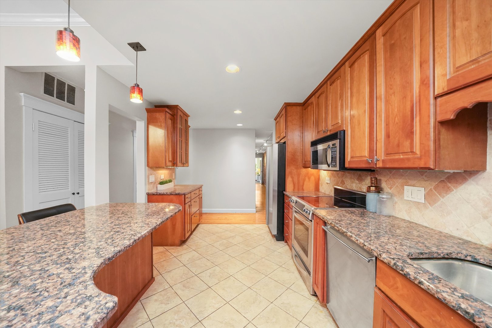 2230 N Kenmore Avenue Unit: 1