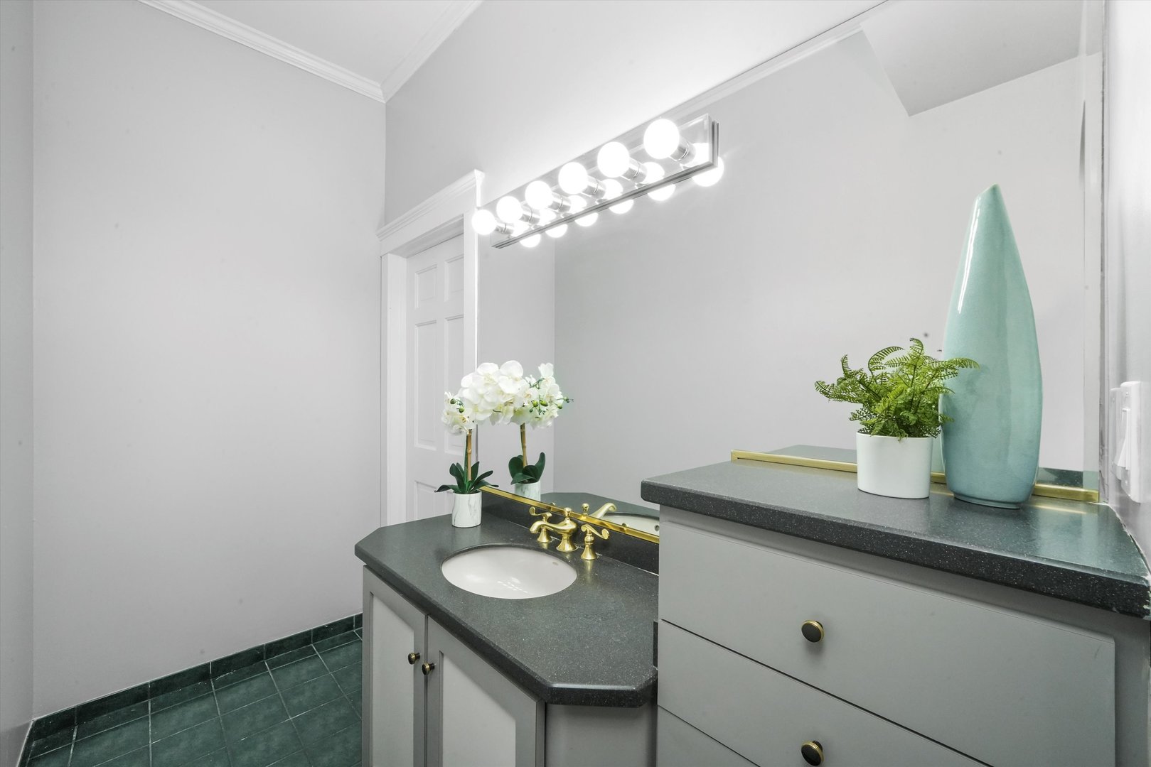 2230 N Kenmore Avenue Unit: 1