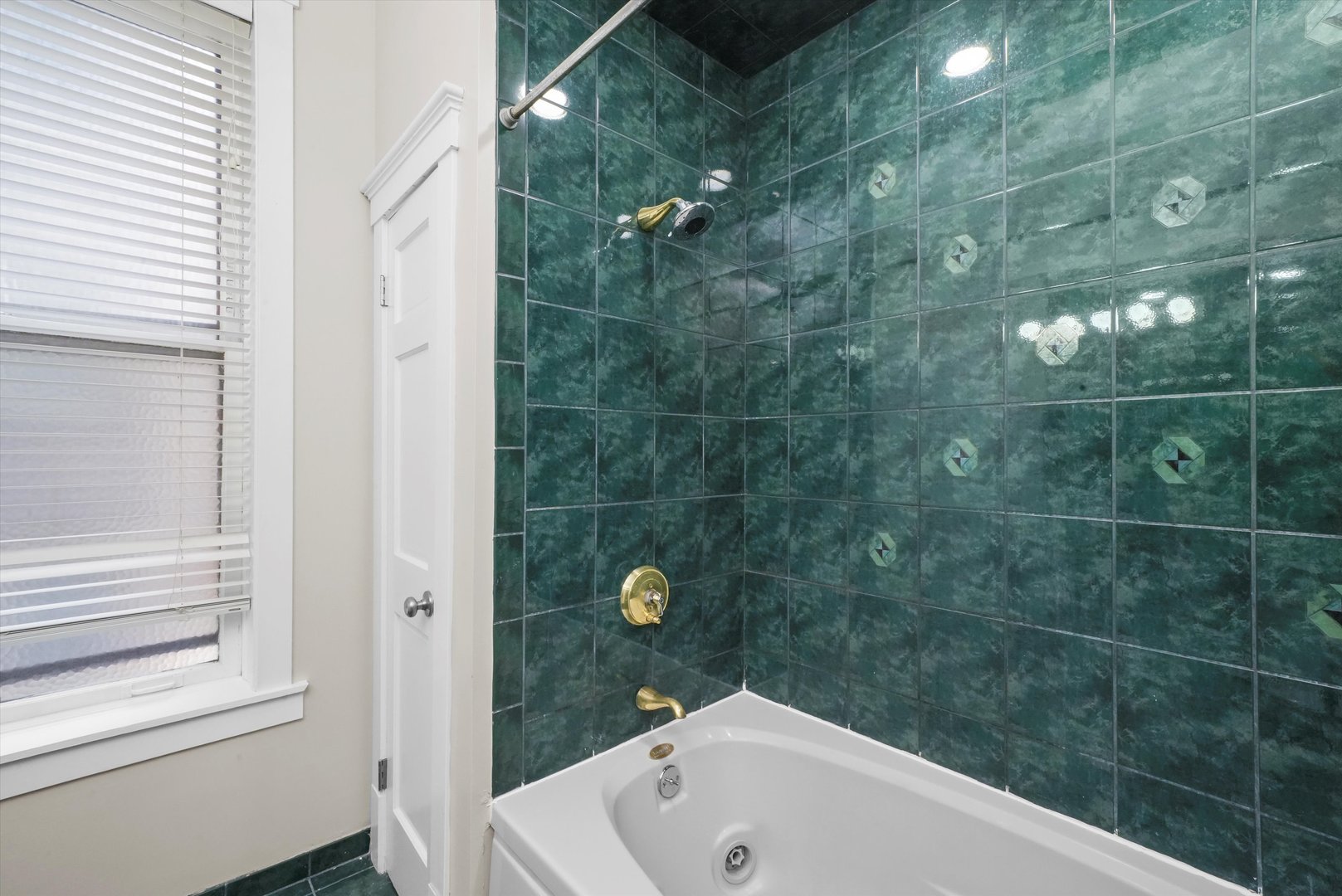 2230 N Kenmore Avenue Unit: 1