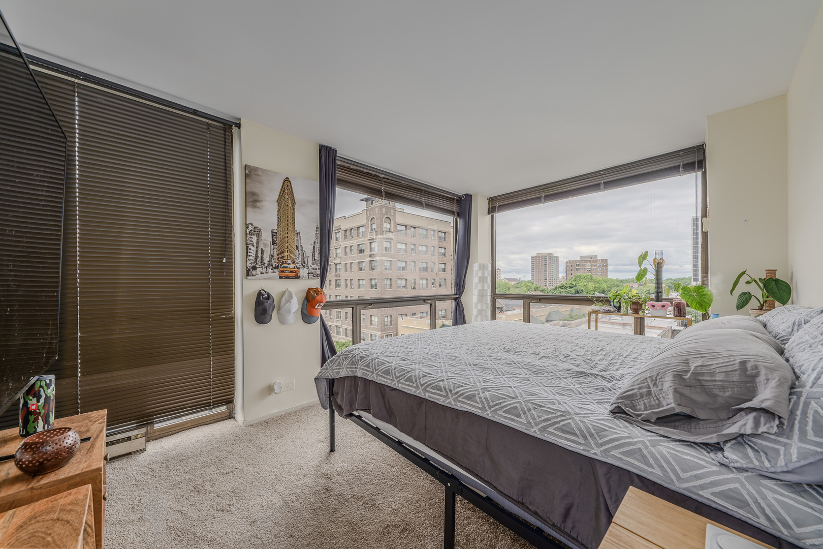 4343 N Clarendon Avenue Unit: 703